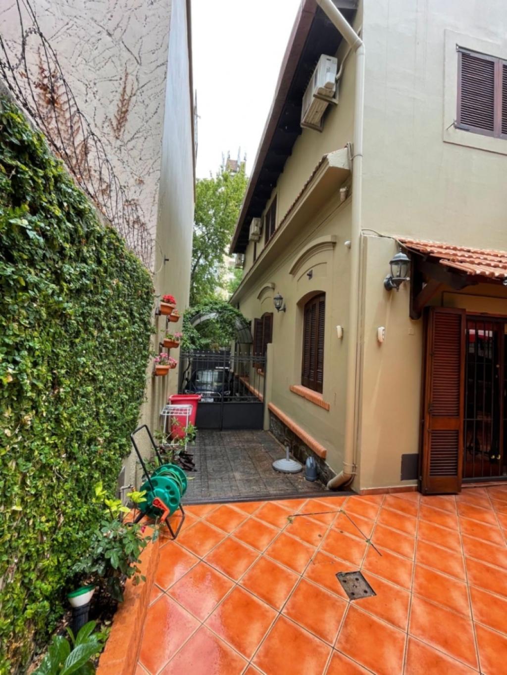 Casa en venta de 4 dormitorios 3 baños en Punta Carretas cochera para 3 autos