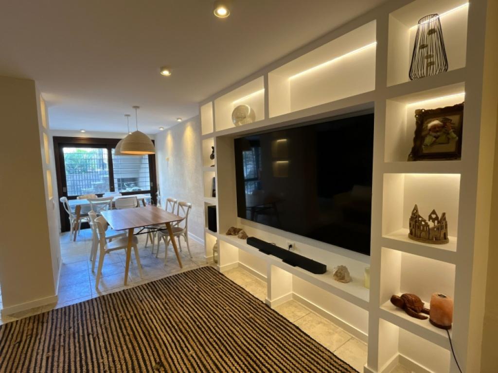 Venta apartamento tipo casa de 4 dormitorios y garage en Pocitos