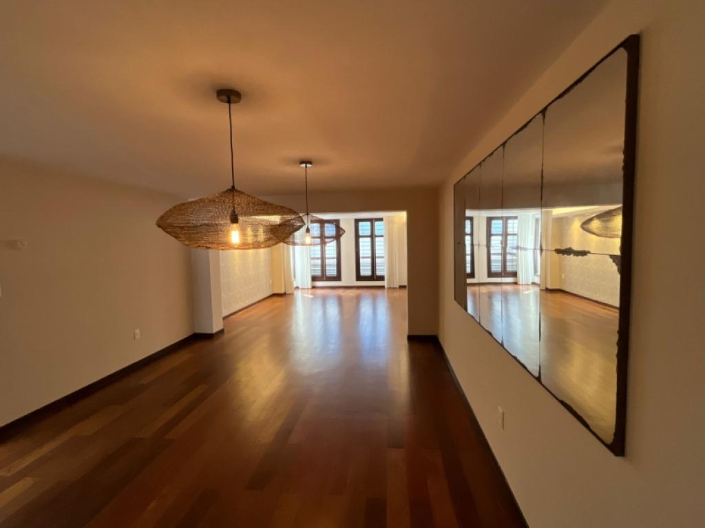 Venta apartamento tipo casa de 4 dormitorios y garage en Pocitos