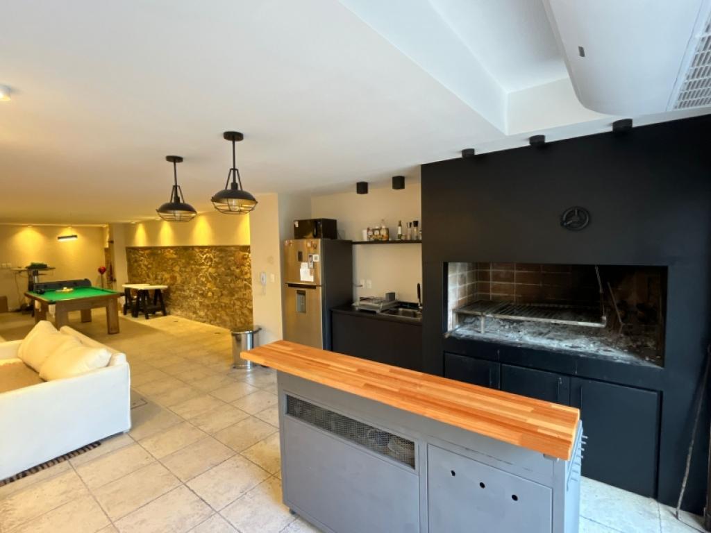 Venta apartamento tipo casa de 4 dormitorios y garage en Pocitos