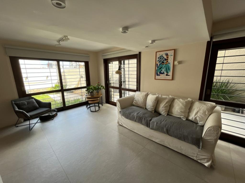 Venta apartamento tipo casa de 4 dormitorios y garage en Pocitos