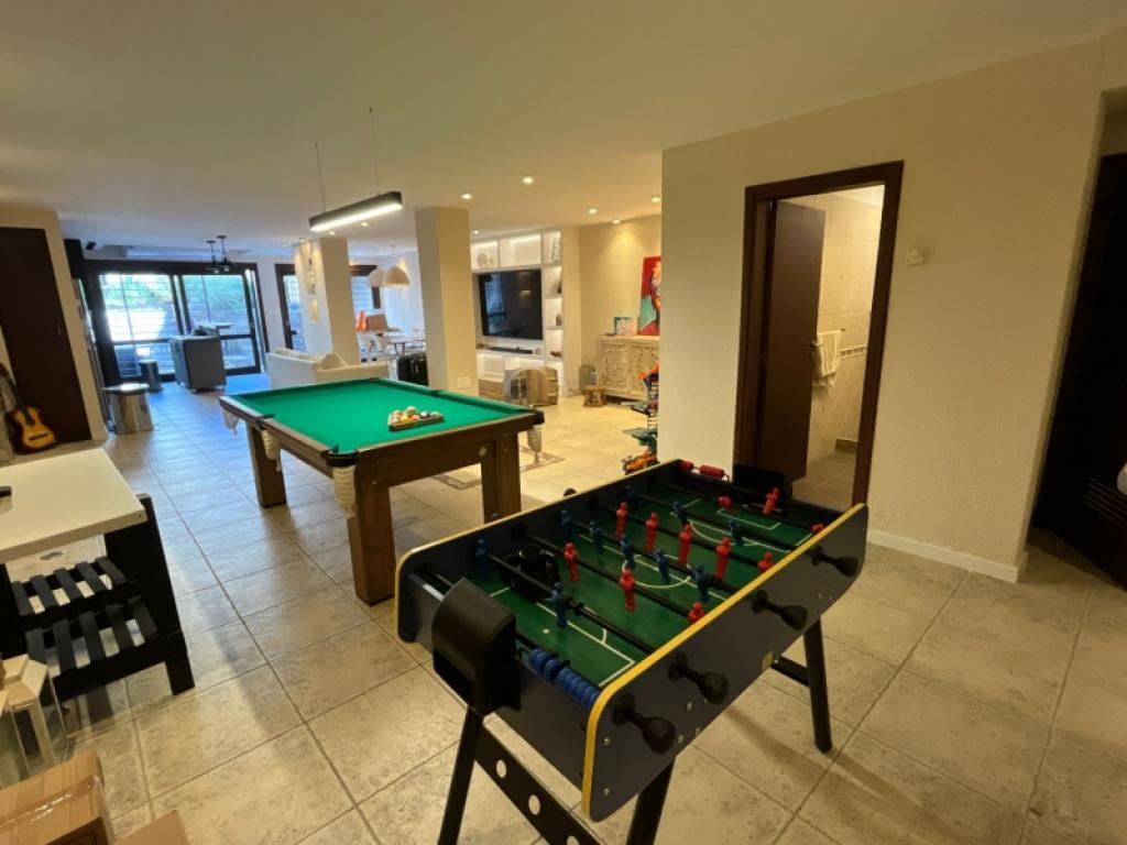 Venta apartamento tipo casa de 4 dormitorios y garage en Pocitos