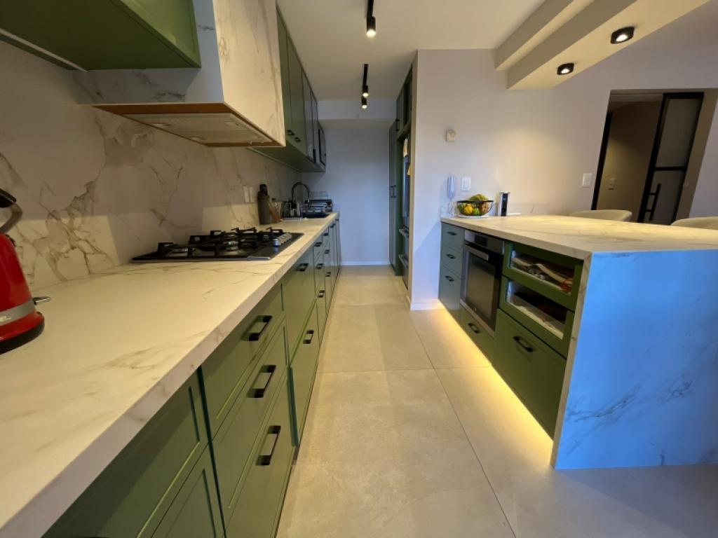 Venta apartamento tipo casa de 4 dormitorios y garage en Pocitos