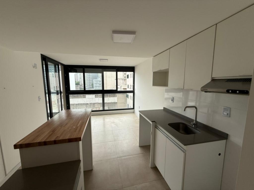 VENTA APARTAMENTO 1 DORMITORIO EN TRES CRUCES - CON PARRILLERO PROPIO Y GARAGE EN PISO 6