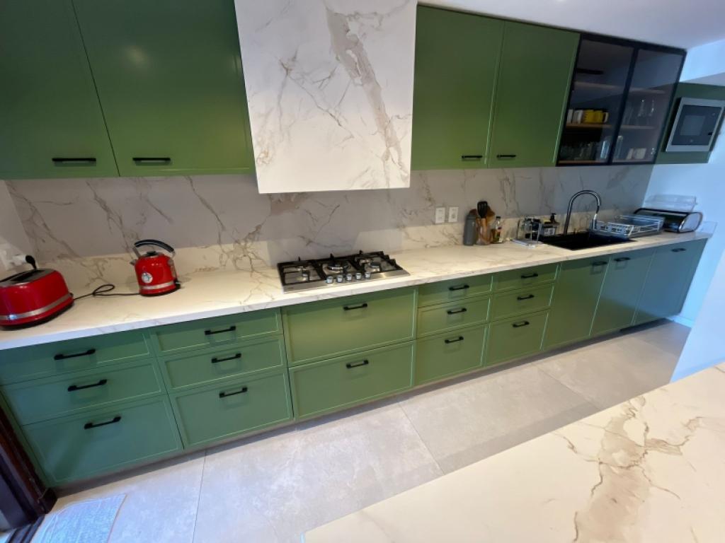 Venta apartamento tipo casa de 4 dormitorios y garage en Pocitos