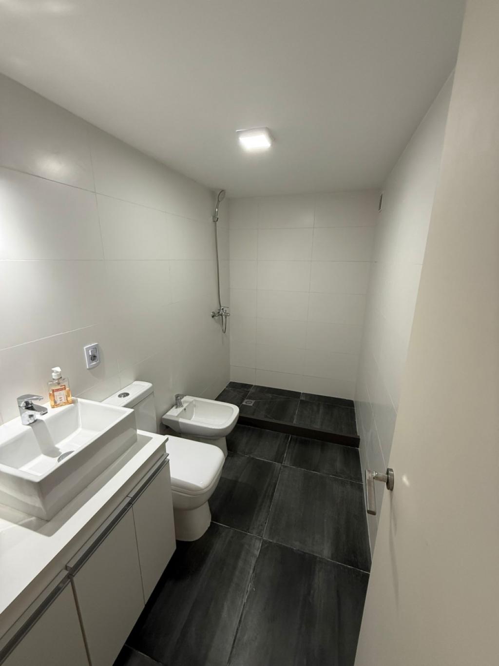 VENTA APARTAMENTO 1 DORMITORIO EN TRES CRUCES - CON PARRILLERO PROPIO Y GARAGE EN PISO 6