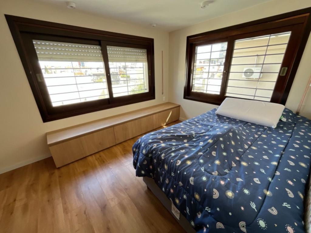 Venta apartamento tipo casa de 4 dormitorios y garage en Pocitos