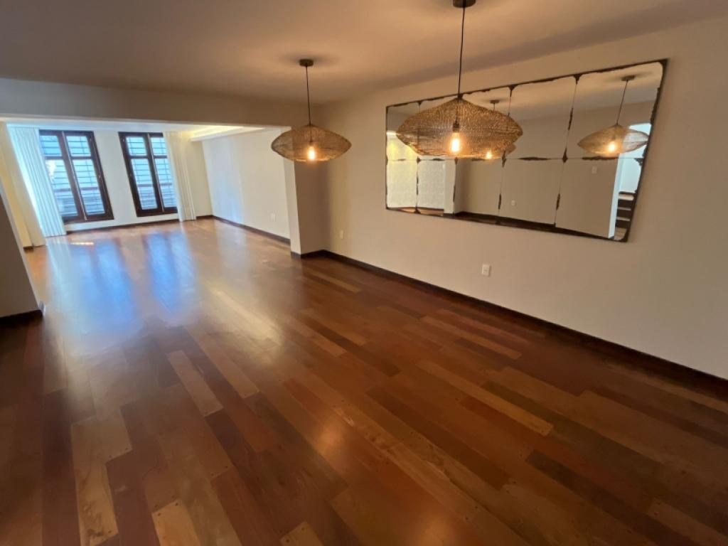 Venta apartamento tipo casa de 4 dormitorios y garage en Pocitos