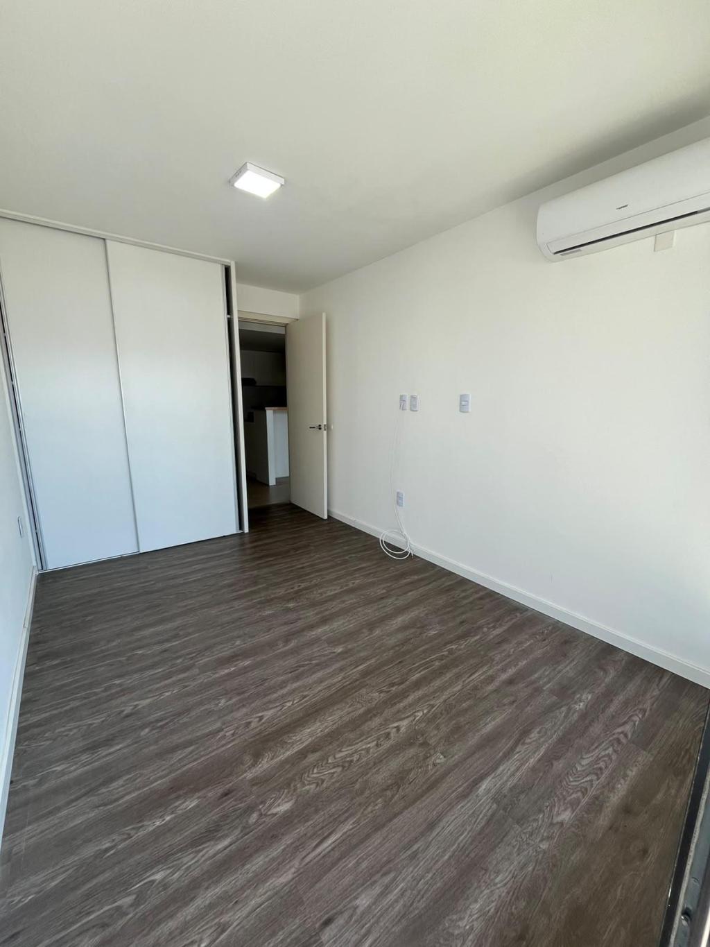 VENTA APARTAMENTO 1 DORMITORIO EN TRES CRUCES, CON PARRILLERO PROPIO Y GARAGE  - piso 9 al frente
