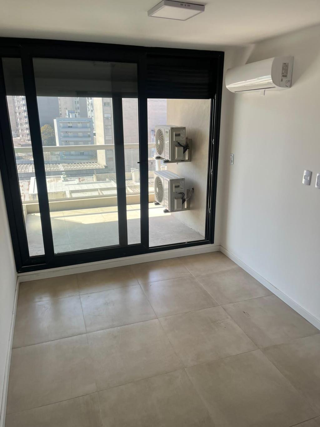 VENTA APARTAMENTO 1 DORMITORIO EN TRES CRUCES, CON PARRILLERO PROPIO Y GARAGE  - piso 9 al frente