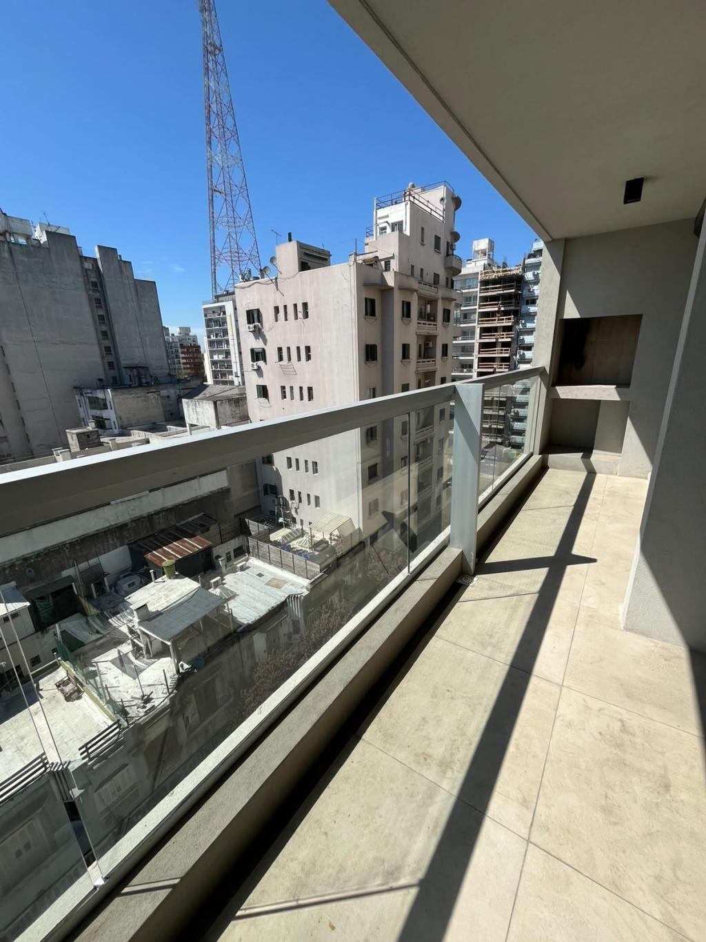 VENTA APARTAMENTO 1 DORMITORIO EN TRES CRUCES, CON PARRILLERO PROPIO Y GARAGE  - piso 9 al frente