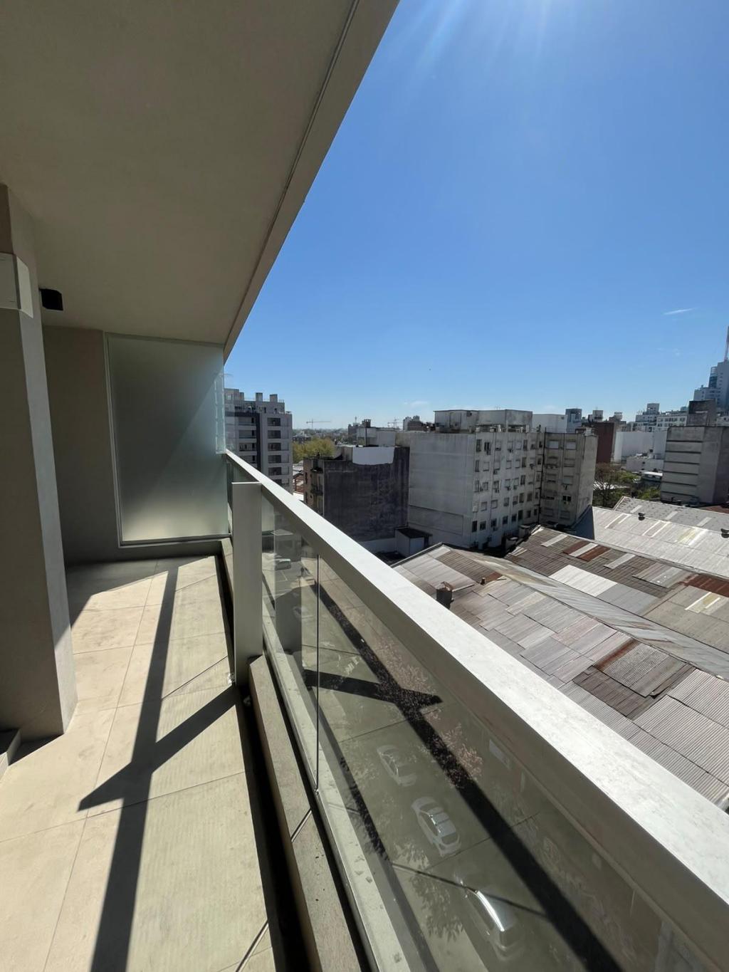 VENTA APARTAMENTO 1 DORMITORIO EN TRES CRUCES, CON PARRILLERO PROPIO Y GARAGE  - piso 9 al frente
