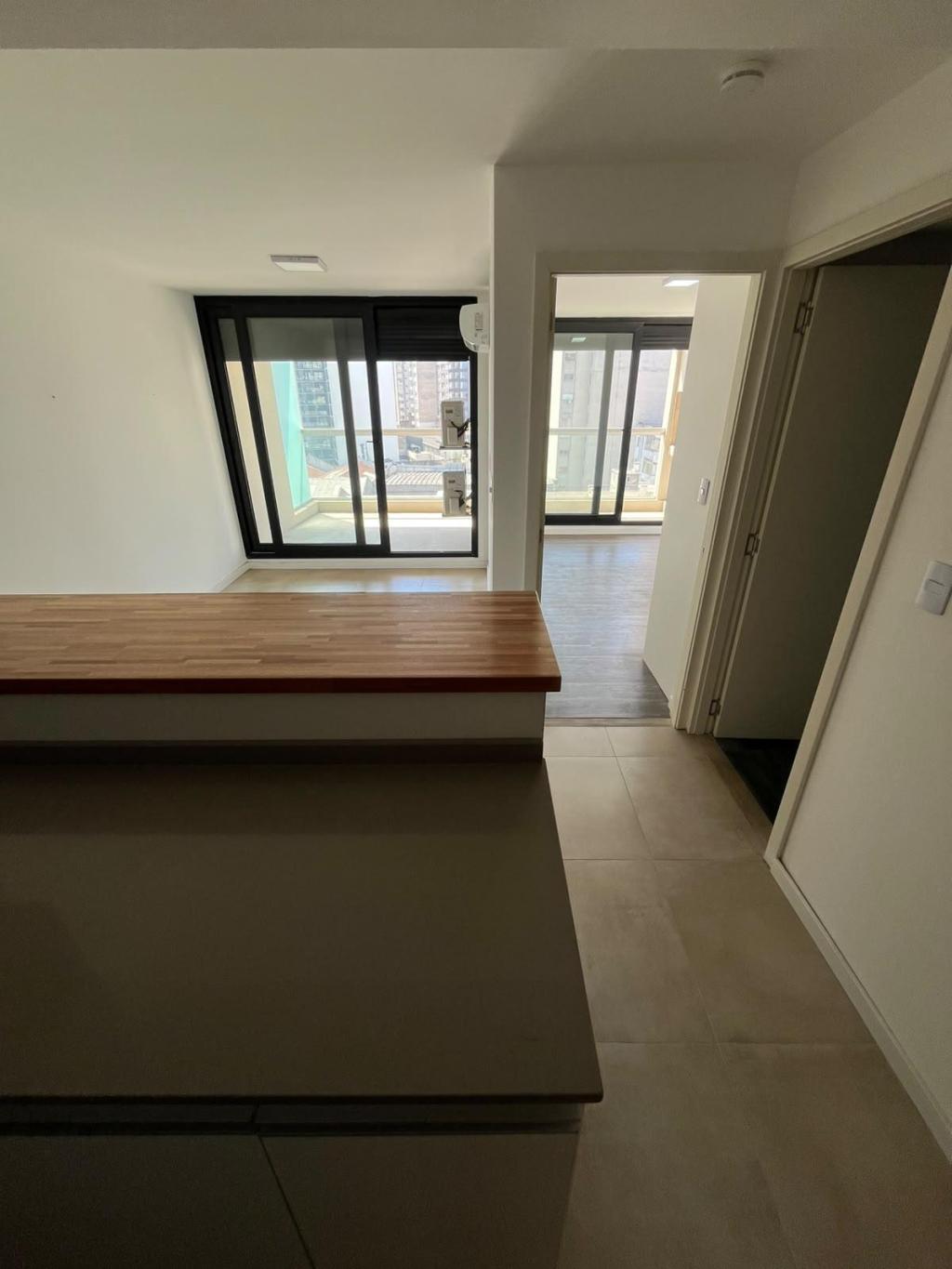 VENTA APARTAMENTO 1 DORMITORIO EN TRES CRUCES, CON PARRILLERO PROPIO Y GARAGE  - piso 9 al frente