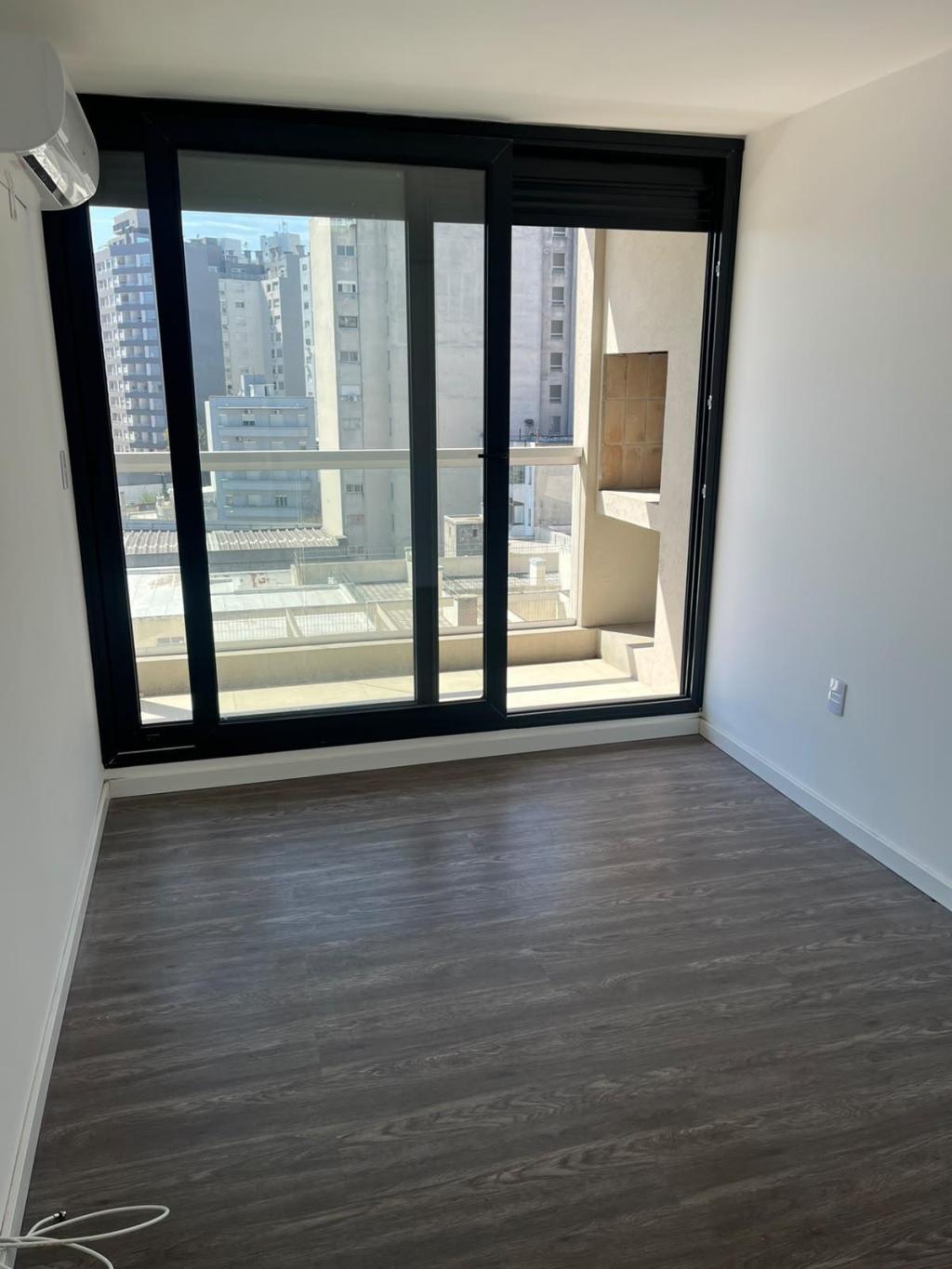 VENTA APARTAMENTO 1 DORMITORIO EN TRES CRUCES, CON PARRILLERO PROPIO Y GARAGE  - piso 9 al frente