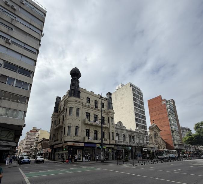 VAZQUEZ Y AV. 18 DE JULIO - 642m2 EN EMBLEMATICO EDIFICIO ESQUINERO-1