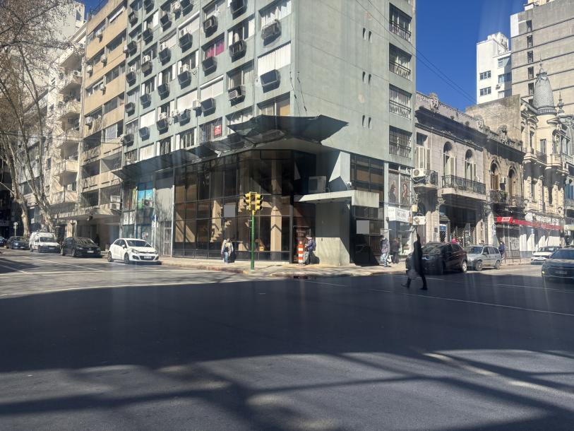 RIO BRANCO Y COLONIA - MUY BUEN LOCAL ESQUINA 300m2 EN 3 PLANTAS-1