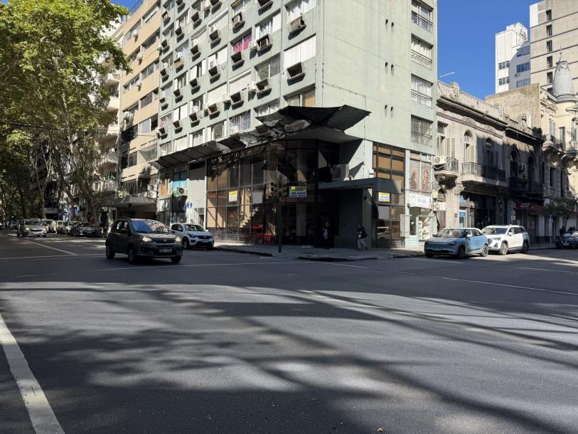 RIO BRANCO Y COLONIA - MUY BUEN LOCAL ESQUINA 300m2 EN 3 PLANTAS-2