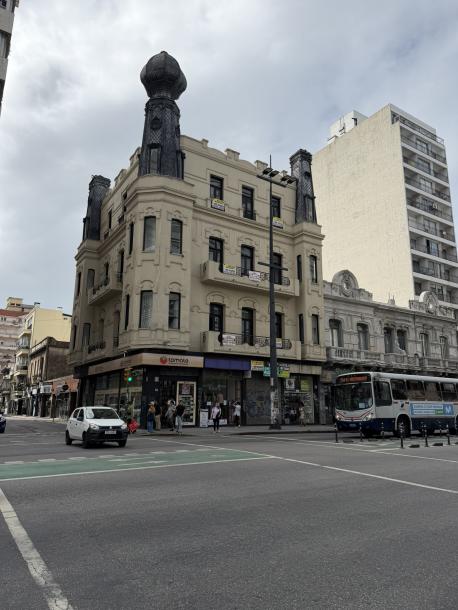 VAZQUEZ Y AV. 18 DE JULIO - 642m2 EN EMBLEMATICO EDIFICIO ESQUINERO-2