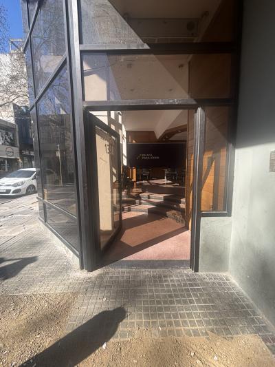 RIO BRANCO Y COLONIA - MUY BUEN LOCAL ESQUINA 300m2 EN 3 PLANTAS