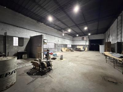 SAN MARTIN Y C. REYLES - 600M2 CONSTRUIDOS - ENTRADA CAMIONES
