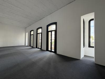 VAZQUEZ Y AV. 18 DE JULIO - 642m2 EN EMBLEMATICO EDIFICIO ESQUINERO