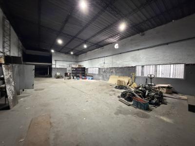 SAN MARTIN Y C. REYLES - 600M2 CONSTRUIDOS - ENTRADA CAMIONES