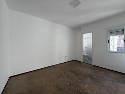 FRANCISCO LLAMBÍ PROX AV. RIVERA - 1 DORM - POR ESCALERA