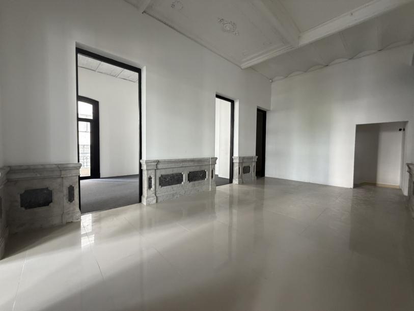 VAZQUEZ Y AV. 18 DE JULIO - 642m2 EN EMBLEMATICO EDIFICIO ESQUINERO-6