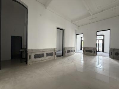 VAZQUEZ Y AV. 18 DE JULIO - 642m2 EN EMBLEMATICO EDIFICIO ESQUINERO