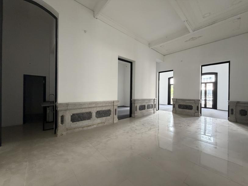 VAZQUEZ Y AV. 18 DE JULIO - 642m2 EN EMBLEMATICO EDIFICIO ESQUINERO-7