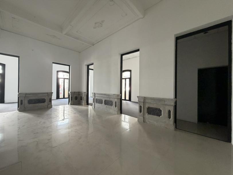 VAZQUEZ Y AV. 18 DE JULIO - 642m2 EN EMBLEMATICO EDIFICIO ESQUINERO-8