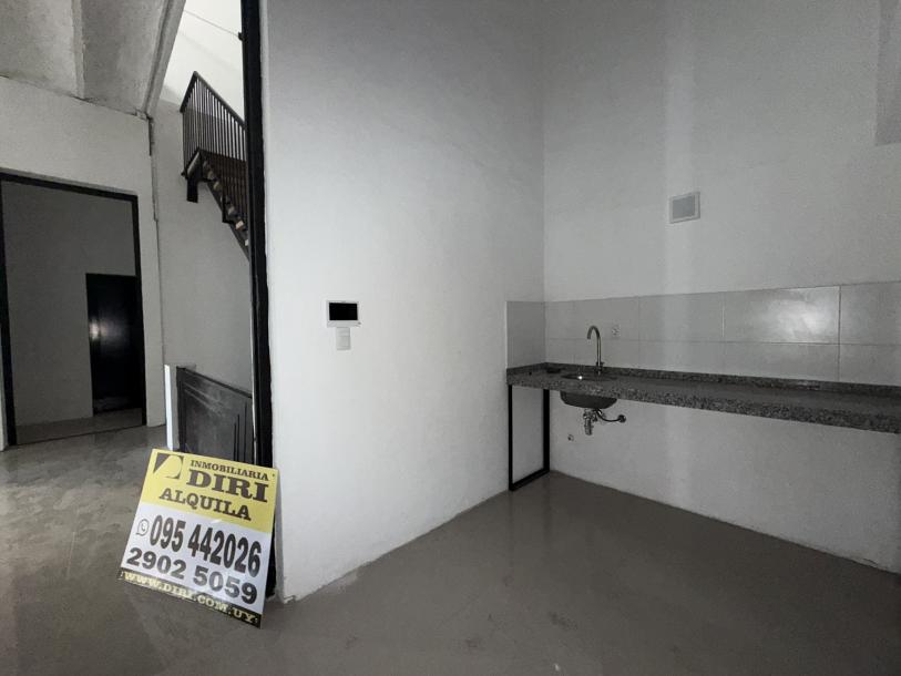 VAZQUEZ Y AV. 18 DE JULIO - 642m2 EN EMBLEMATICO EDIFICIO ESQUINERO-13