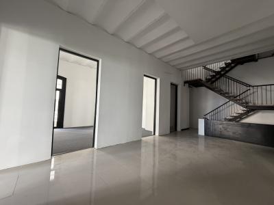 VAZQUEZ Y AV. 18 DE JULIO - 642m2 EN EMBLEMATICO EDIFICIO ESQUINERO