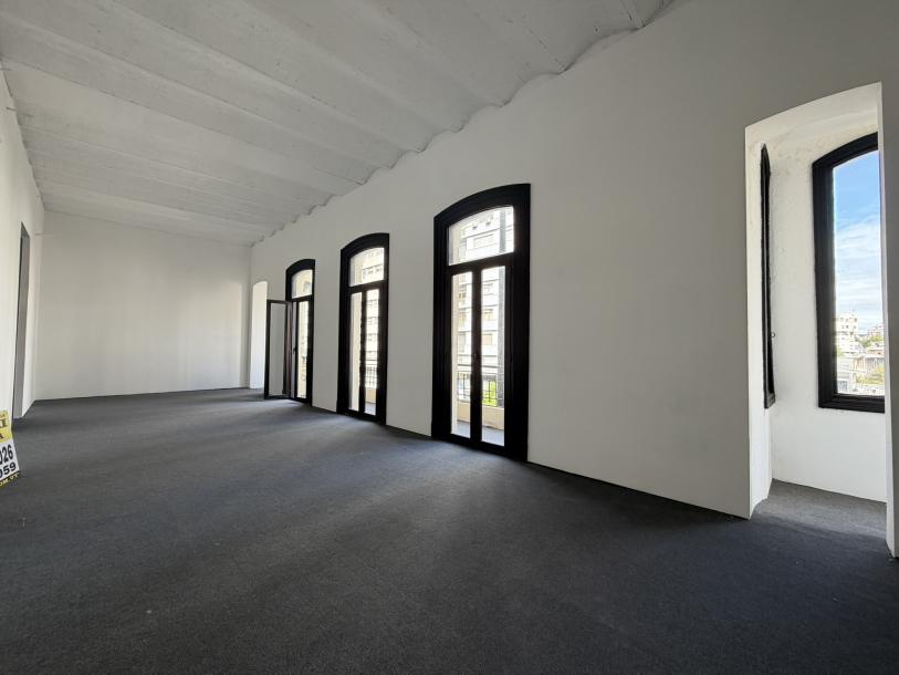 VAZQUEZ Y AV. 18 DE JULIO - 642m2 EN EMBLEMATICO EDIFICIO ESQUINERO-15