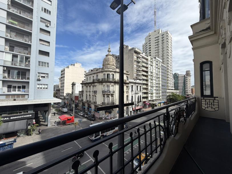 VAZQUEZ Y AV. 18 DE JULIO - 642m2 EN EMBLEMATICO EDIFICIO ESQUINERO-16