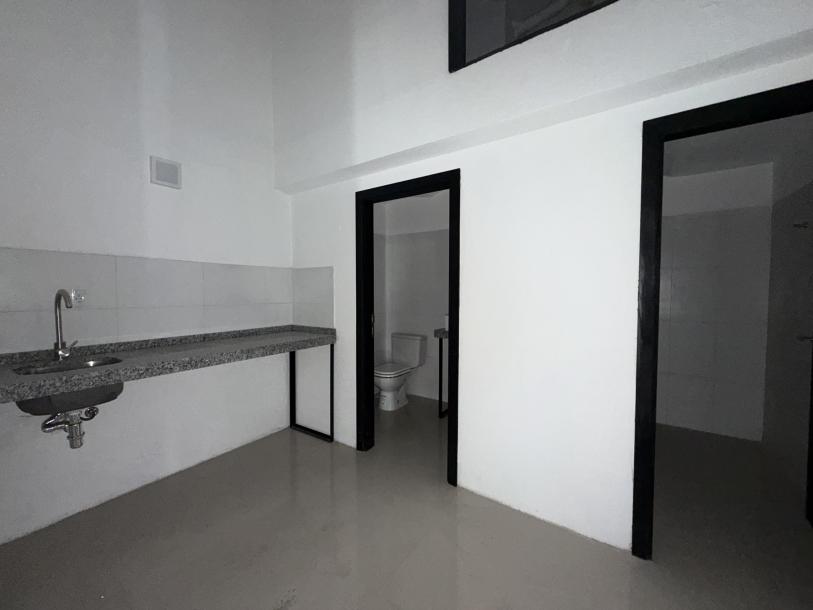 VAZQUEZ Y AV. 18 DE JULIO - 642m2 EN EMBLEMATICO EDIFICIO ESQUINERO-17