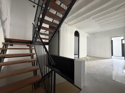 VAZQUEZ Y AV. 18 DE JULIO - 642m2 EN EMBLEMATICO EDIFICIO ESQUINERO