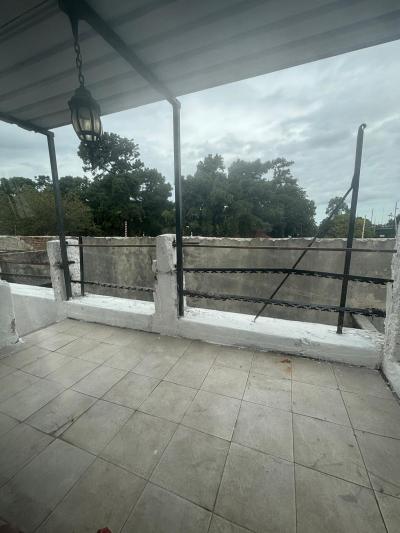 AGRACIADA Y PILAR COSTA - CASA DE ALTOS CON AMPLIA TERRAZA