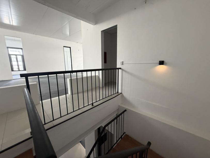 VAZQUEZ Y AV. 18 DE JULIO - 642m2 EN EMBLEMATICO EDIFICIO ESQUINERO-21