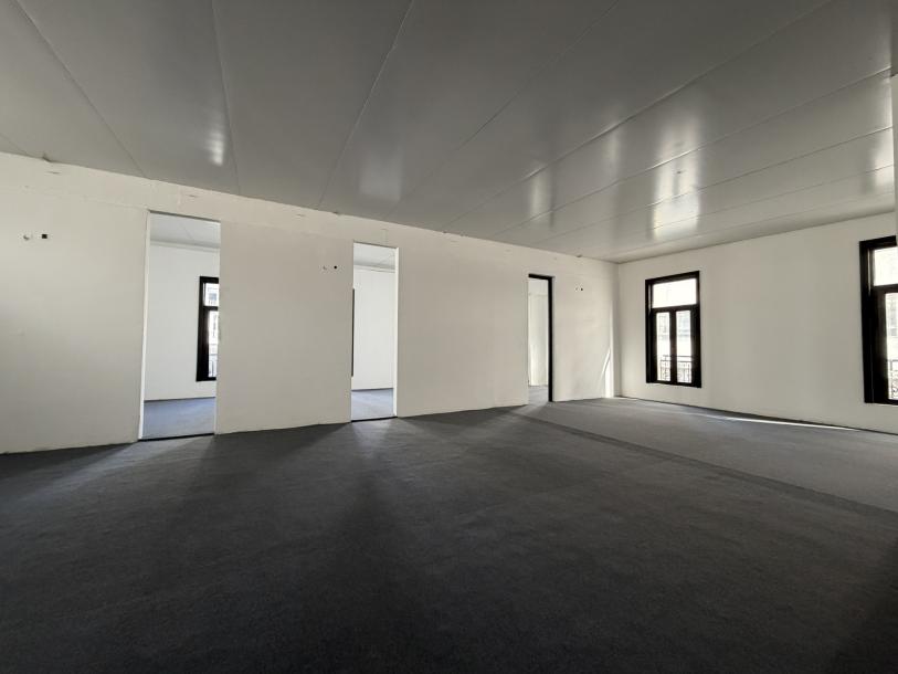 VAZQUEZ Y AV. 18 DE JULIO - 642m2 EN EMBLEMATICO EDIFICIO ESQUINERO-22