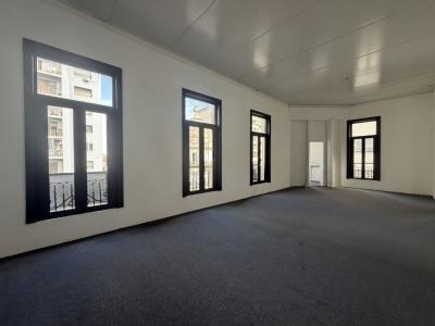 VAZQUEZ Y AV. 18 DE JULIO - 642m2 EN EMBLEMATICO EDIFICIO ESQUINERO