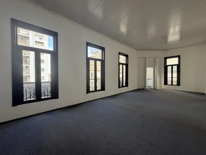 VAZQUEZ Y AV. 18 DE JULIO - 642m2 EN EMBLEMATICO EDIFICIO ESQUINERO-23