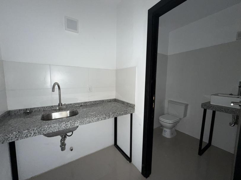 VAZQUEZ Y AV. 18 DE JULIO - 642m2 EN EMBLEMATICO EDIFICIO ESQUINERO-26