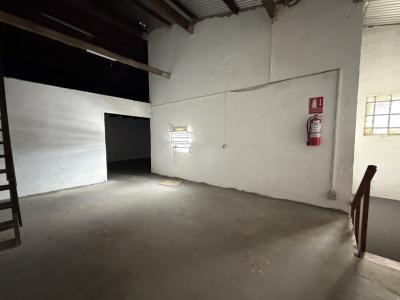 SAN MARTIN Y C. REYLES - 600M2 CONSTRUIDOS - ENTRADA CAMIONES