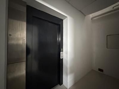 VAZQUEZ Y AV. 18 DE JULIO - 642m2 EN EMBLEMATICO EDIFICIO ESQUINERO