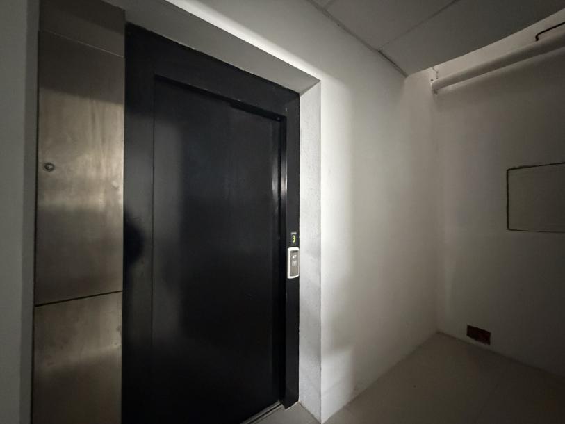 VAZQUEZ Y AV. 18 DE JULIO - 642m2 EN EMBLEMATICO EDIFICIO ESQUINERO-28