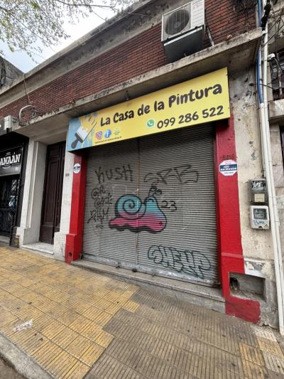 LOCAL SOBRE GRAL. FLORES Y RIVADAVIA - 34 m2