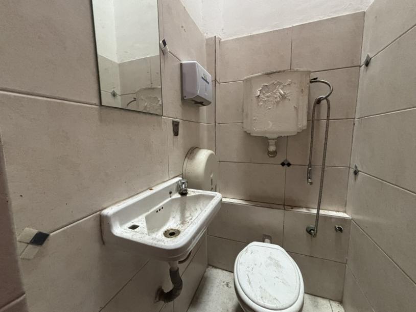 LOCAL SOBRE GRAL. FLORES Y RIVADAVIA - 34 m2-2