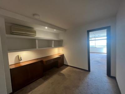 JUAN C GOMEZ Y 25 DE MAYO DIVINA OFICINA EN CIUDAD VIEJA - 43 m2