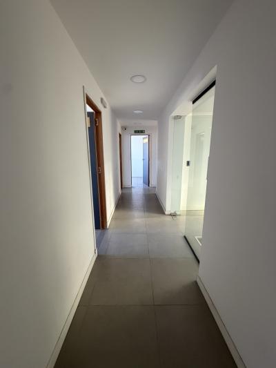 Alquiler | Importante local corporativo de 1.475 m² sobre Av. Gral. Flores